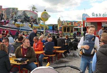 Gemütliches Beisammensein beim Vergnügungspark